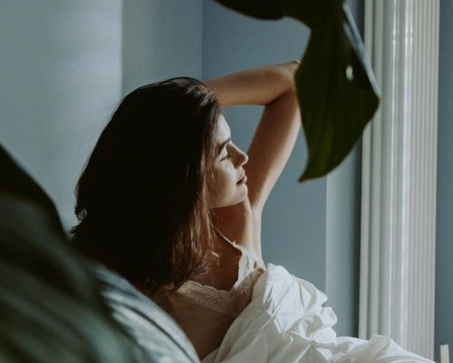 Ξυπνάτε αργά; Τι μπορεί να σημαίνει αυτό για τον οργανισμό σας σύμφωνα με την Επιστήμη