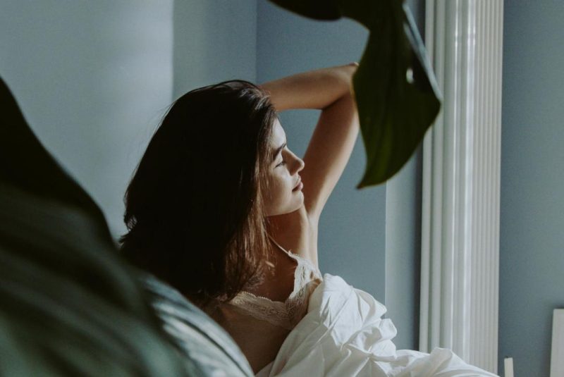 Ξυπνάτε αργά; Τι μπορεί να σημαίνει αυτό για τον οργανισμό σας σύμφωνα με την Επιστήμη