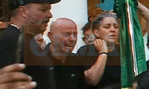 Σπαραγμός για την οικογένεια του Γιώργου Μαζωνάκη μπροστά στη σορό του αγαπημένου τους γιου και αδερφού, βίντεο