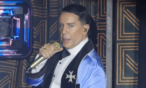 Ο Γιώργος Μαζωνάκης βγήκε από το κέντρο που εμφανίζεται και χαιρέτησε τον κόσμο που περίμενε στην ουρά