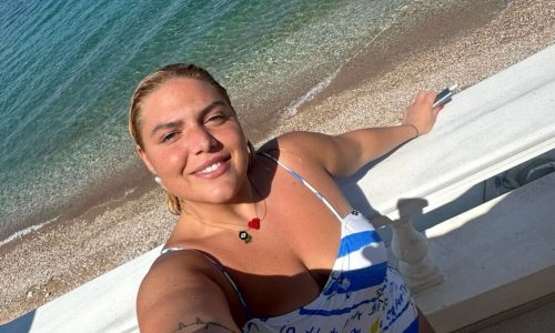 Δανάη Μπάρκα: Εντυπωσιάζει με μαγιό στις Σπέτσες – Η βραδινή έξοδος με τη Νόνη Δούνια