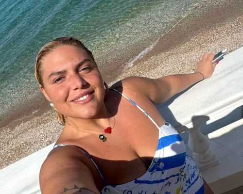 Δανάη Μπάρκα: Εντυπωσιάζει με μαγιό στις Σπέτσες – Η βραδινή έξοδος με τη Νόνη Δούνια