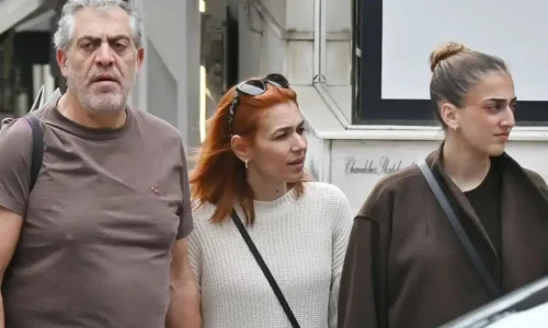 Κούλλης Νικολάου: Βόλτα με τη σύζυγό του, Κλαίρη και την κόρη τους, Ελένη – Φωτογραφίες
