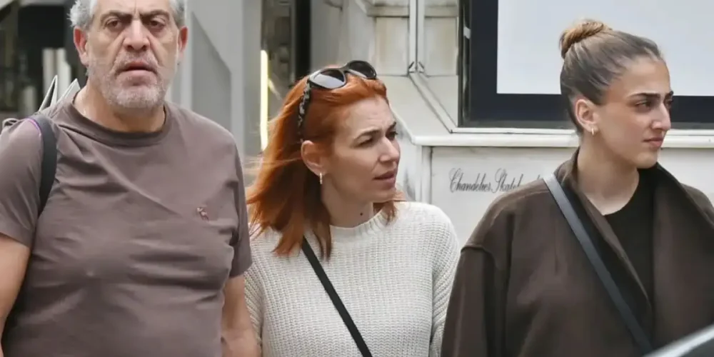 Κούλλης Νικολάου: Βόλτα με τη σύζυγό του, Κλαίρη και την κόρη τους, Ελένη – Φωτογραφίες