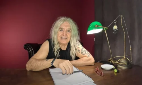 Νίκος Καρβέλας: Η σπάνια τηλεοπτική επιστροφή που θα κάνει τα πάντα «Άνω-Κάτω»