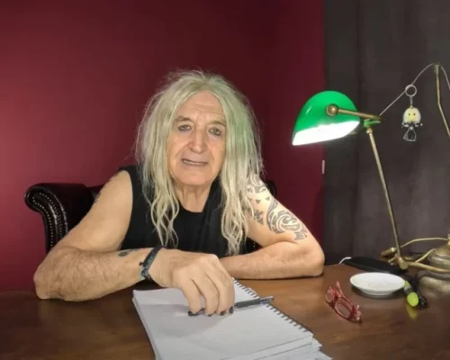 Νίκος Καρβέλας: Η σπάνια τηλεοπτική επιστροφή που θα κάνει τα πάντα «Άνω-Κάτω»