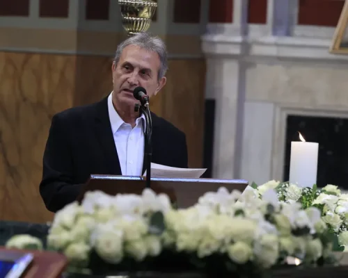 Συγκίνησε ο Γ. Νταλάρας στον επικήδειο για τη Μαρινέλλα: Για μένα πέθανε η δεύτερη μάνα μου