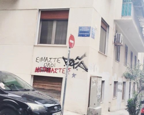 Αδιανόητο περιστατικό στο Παγκράτι: Οδηγός μηχανής επιτέθηκε και έσπασε το πόδι 23χρονης επειδή δεν μπορούσε να περιμένει να παρκάρει