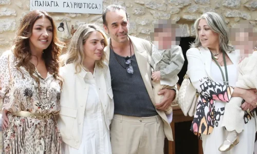 Πάνος Μουζουράκης & Μαριλού Κόζαρη: Βάφτισαν τον γιο τους στην Αμφίκλεια με νονά την Έλενα Παπαρίζου (Εικόνες)