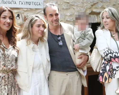 Πάνος Μουζουράκης & Μαριλού Κόζαρη: Βάφτισαν τον γιο τους στην Αμφίκλεια με νονά την Έλενα Παπαρίζου (Εικόνες)