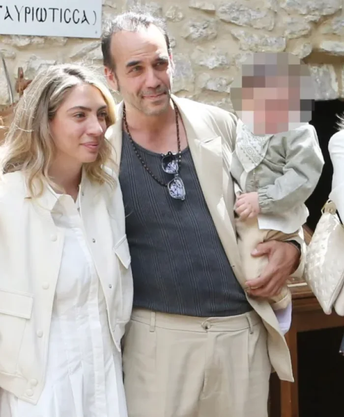 Πάνος Μουζουράκης & Μαριλού Κόζαρη: Βάφτισαν τον γιο τους στην Αμφίκλεια με νονά την Έλενα Παπαρίζου (Εικόνες)