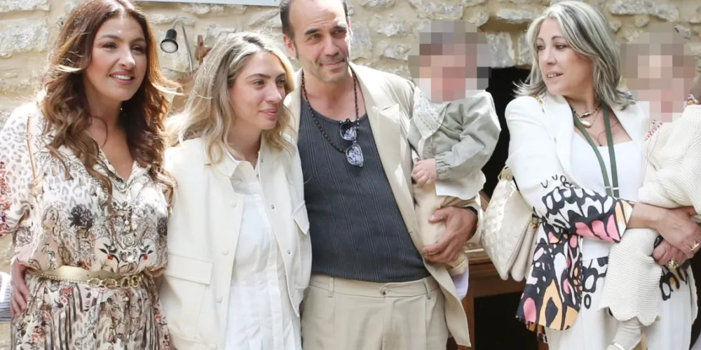 Πάνος Μουζουράκης & Μαριλού Κόζαρη: Βάφτισαν τον γιο τους στην Αμφίκλεια με νονά την Έλενα Παπαρίζου (Εικόνες)