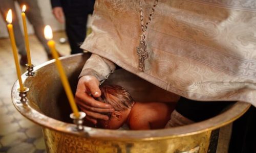 «Δεν είναι παιδική χαρά εδώ!» – Η βάφτιση που συζητά όλη η Κρήτη μετά το ξέσπασμα του ιερέα