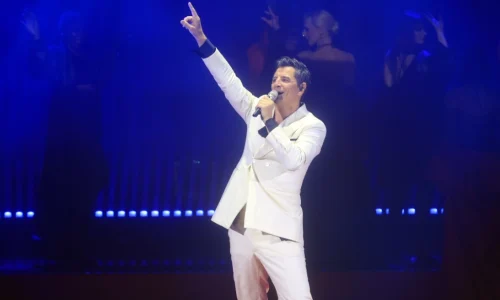 Ο Σάκης Ρουβάς ερμήνευσε Στέλιο Καζαντζίδη, δείτε βίντεο