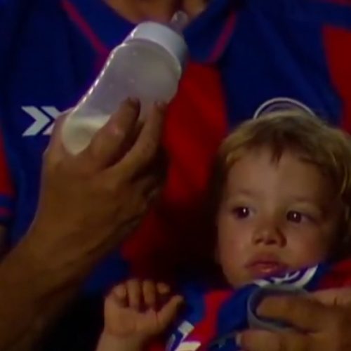 Οπαδός της Σαν Λορέντζο προσπάθησε ανεπιτυχώς να ταΐσει με μπιμπερό ένα παιδάκι στην κερκίδα και έγινε viral