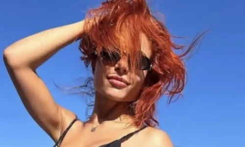 Πασίγνωστη τραγουδίστρια πήγε στην Κύθνου και σηκώθηκαν ακόμη και οι πέτρες για να την δουν