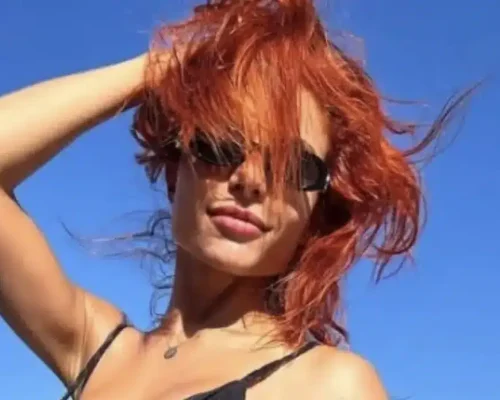 Πασίγνωστη τραγουδίστρια πήγε στην Κύθνου και σηκώθηκαν ακόμη και οι πέτρες για να την δουν