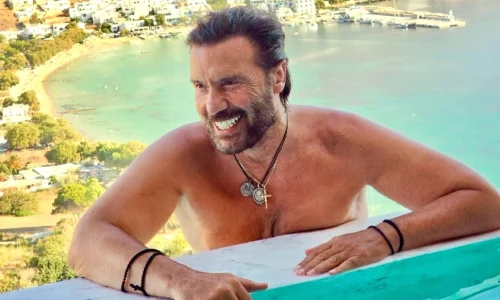 Στράτος Τζώρτζογλου: Στην Αμοργό για τις καλοκαιρινές του διακοπές, δείτε εικόνες