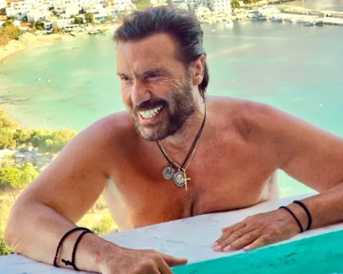 Στράτος Τζώρτζογλου: Στην Αμοργό για τις καλοκαιρινές του διακοπές, δείτε εικόνες