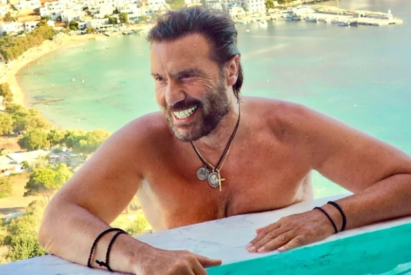 Στράτος Τζώρτζογλου: Στην Αμοργό για τις καλοκαιρινές του διακοπές, δείτε εικόνες