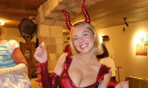 Η Σίντνεϊ Σουίνι ντύθηκε σέξι δράκος και έκανε το Instagram να πάρει φωτιά – “Εβδομάδα φίλων” γράφει η ηθοποιός (Εικόνες)