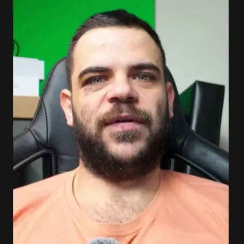 Teosty: “Σπάει” τη σιωπή του για το περιστατικό ξυλοδαρμού του στα Ιωάννινα – “Η βία δεν είναι viral content” (Βίντεο)