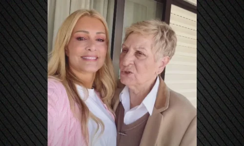 Η αγκαλιά της Νατάσας Θεοδωρίδου με τη μητέρα της και τα ποντιακά της: «Την αγάπη μου στον Σάκη Ρουβά», είπε η κυρία Σοφία