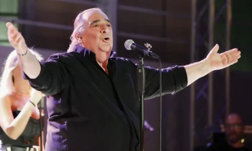 Αποκάλυψη για Βασίλη Καρρά: Με χτύπησε με το μικρόφωνο και μου είπε – “Όταν τραγουδάω, δεν θα έρχεσαι”