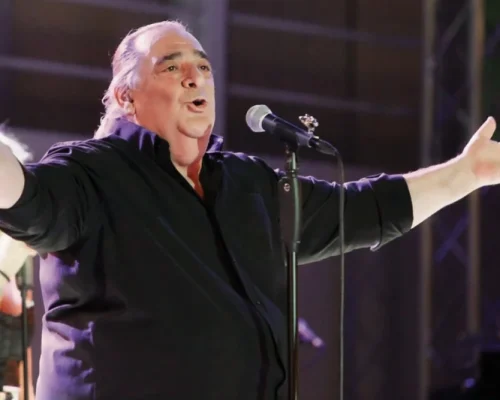 Αποκάλυψη για Βασίλη Καρρά: Με χτύπησε με το μικρόφωνο και μου είπε – “Όταν τραγουδάω, δεν θα έρχεσαι”