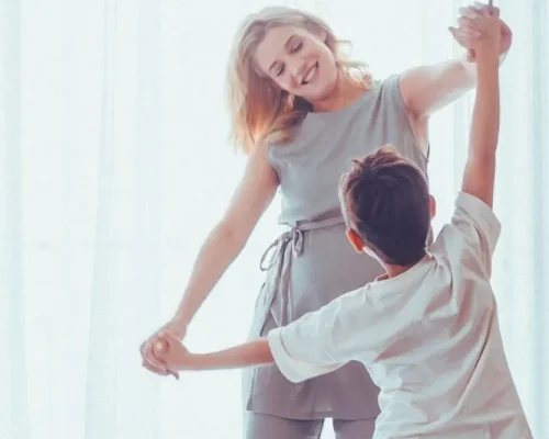 Η τρυφερή στιγμή της εγκυμονούσας Τζένης Θεωνά μέσα από τον φακό του 6χρονου γιου της (Εικόνα)