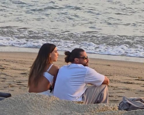 Κωνσταντίνος Βασάλος & Δανάη Βαρθολομάτου: Απολαμβάνουν το ηλιοβασίλεμα σε παραλία στη Μύκονο