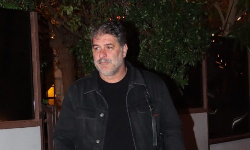 Ακομπλεξάριστος ο Βασίλης Μπισμπίκης: Προκαλεί σάλο με κόκκινες γόβες και διχτυωτό καλσόν 