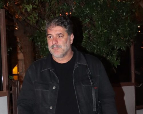 Ακομπλεξάριστος ο Βασίλης Μπισμπίκης: Προκαλεί σάλο με κόκκινες γόβες και διχτυωτό καλσόν 