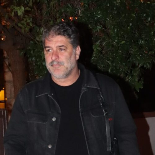 Ακομπλεξάριστος ο Βασίλης Μπισμπίκης: Προκαλεί σάλο με κόκκινες γόβες και διχτυωτό καλσόν 