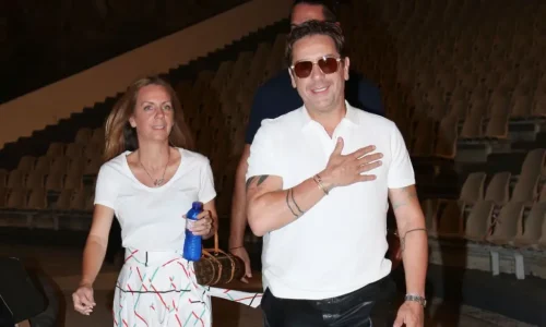 Γιώργος Μαζωνάκης: Όταν η Βάσω ανέβηκε στη σκηνή και τα δύο αδέλφια χόρεψαν αγκαλιά