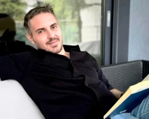 Μιχάλης Χατζηγιάννης: Δημοσίευσε φωτογραφίες από την παιδική του ηλικία με τα… καρναβαλικά του ρούχα