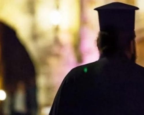 ΣΚΗΝΕΣ ΕΝΤΑΣΗΣ: ΠΑΠΑΔΙΑ ΚΑΤΗΓΟΡΕΙ ΙΕΡΕΑ ΓΙΑ ΕΞΩΣΥΖΥΓΙΚΗ ΣΧΕΣΗ – ΑΠΟΠΕΙΡΑ ΕΠΙΘΕΣΗΣ ΜΕ ΑΥΤΟΚΙΝΗΤΟ