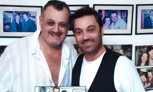 23 Χρόνια Φιλίας και Γεύσης: Ο Γιώργος Θεοφάνους στον Ζανέτο. Δείτε τους: Η Συγκλονιστική Φωτογραφία του Χθες και του Σήμερα! (Δείτε φωτογραφία)