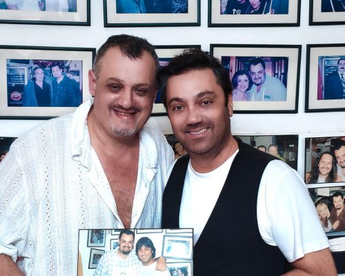 23 Χρόνια Φιλίας και Γεύσης: Ο Γιώργος Θεοφάνους στον Ζανέτο. Δείτε τους: Η Συγκλονιστική Φωτογραφία του Χθες και του Σήμερα! (Δείτε φωτογραφία)