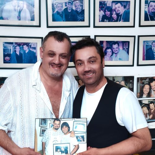 23 Χρόνια Φιλίας και Γεύσης: Ο Γιώργος Θεοφάνους στον Ζανέτο. Δείτε τους: Η Συγκλονιστική Φωτογραφία του Χθες και του Σήμερα! (Δείτε φωτογραφία)