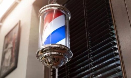 Γιατί οι μπαρμπέρηδες έχουν αυτό το σύμβολο έξω από τα μαγαζιά τους