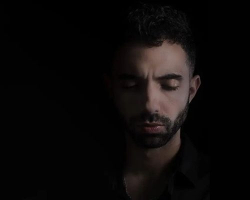 «Μάνα, μανούλα μου γλυκιά»: Το νέο ζεϊμπέκικο του Νικόλα Αντωνιάδη που συγκινεί