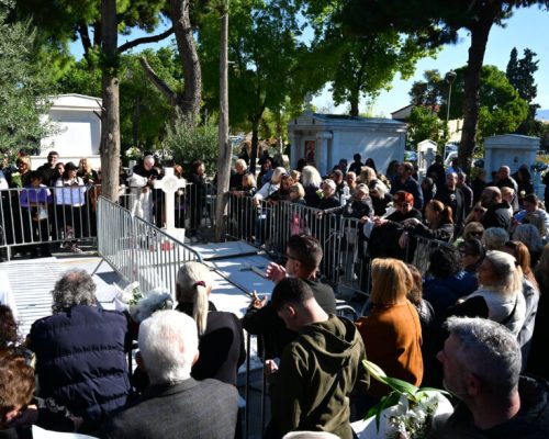Με τραγούδια και χορούς το μνημόσυνο του Γιώργου Μαζωνάκη: Θαυμαστές άφηναν σημειώματα και λουλούδια στο μνήμα του, φώναζαν «όσο ζω Μαζώ»