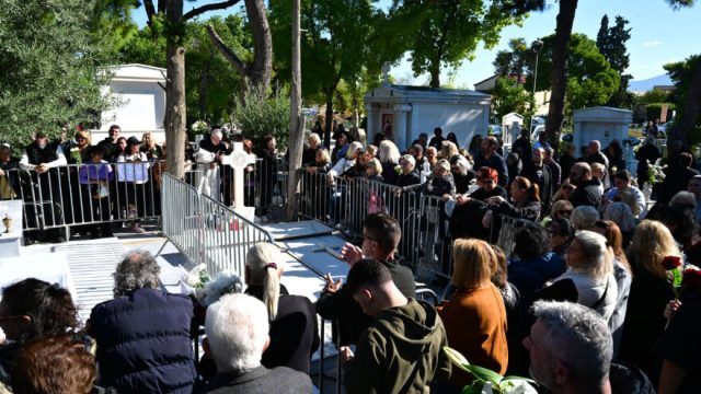 Με τραγούδια και χορούς το μνημόσυνο του Γιώργου Μαζωνάκη: Θαυμαστές άφηναν σημειώματα και λουλούδια στο μνήμα του, φώναζαν «όσο ζω Μαζώ»
