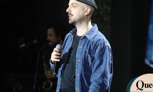 Ο APON έβαλε ένα άδειο σκαμπό δίπλα του και τραγούδησε για τον Μαζωνάκη: «Μου λείπει πάρα πολύ»